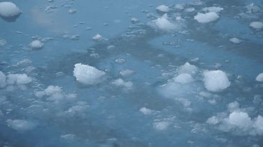İlkbahar boyunca doğayla çevrili bir gölde buz yavaş yavaş eriyor..