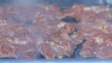 Sıcak yaz aylarında ızgaranın üstünde yumuşak et parçaları..