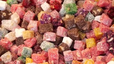 Canlı bir marketteki renkli tatlılar, ziyaretçileri cezbediyor..