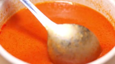 Yemekler için lezzetli bir sos yapma sürecini adım adım izleyin..