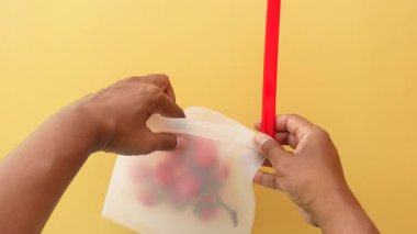 Silikon yiyecek depolama torbaları kullanarak..