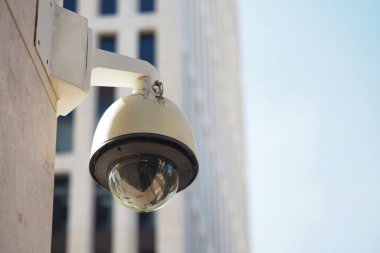 Sokağa bakan dış binalara bir güvenlik kamerası yerleştirildi..