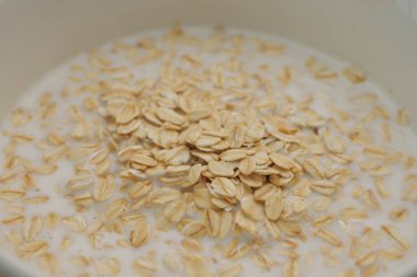 Yulaflar süte batırılır ve besleyici bir sabah yemeği için hazırdır..