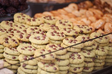 Sıra sıra lezzetli kurabiyeler kalabalık bir pazarda sergileniyor..