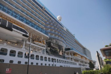 Limandaki büyük yolcu gemisi yolcuların binmesi için hazır..