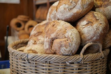 Fırında ekmek somunlarıyla dolu bir sepet. İçi sıcaklıkla dolu..