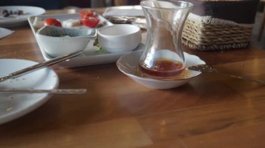 Yemekten sonra boş tabak ve çay fincanı ,