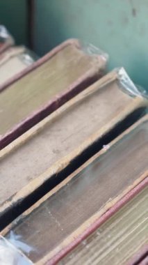 Raftaki antika kitap koleksiyonunu keşfedin ve cazibelerini gösterin..