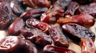 Taze ve zengin tarihler akşamları yerel bir markette sergilenir..