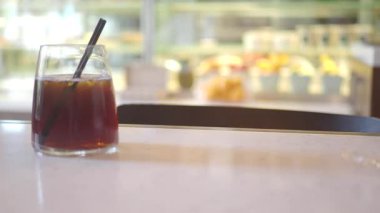 Sıcak bir kafe atmosferinde dinlenirken soğuk bir içeceğin tadını çıkarmak..