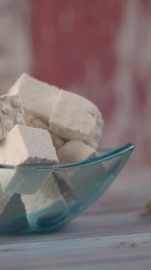 Bir kasede bir dilim soya peyniri yakın plan. .