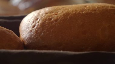 Pişirdikten sonra tezgahta serinleyen sıcak ekmek, tadını çıkarmaya hazır..