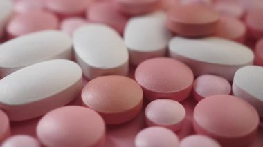 Farklı şekil ve boyutlarda çeşitli renkli tabletlerin yakın görünümü.