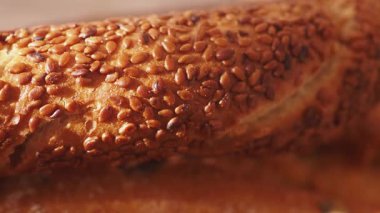 Taze pişmiş susamlı ekmek, altın kabuk ve zengin aroma sergiler..