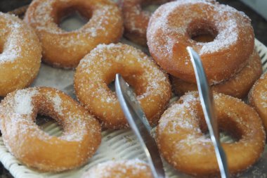 Tatlı kaplamalı lezzetli altın çörekler tadını çıkarmaya hazır..