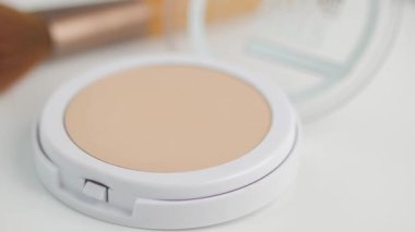 Pürüzsüz, hatta pudra ile nasıl bitirileceğini öğren..