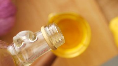 Bir kavanoza dökülen balı yakından görmek, altın rengini sergiliyor..