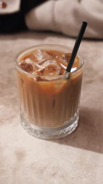 Buz küpleri ve pipetle ferahlatıcı buzlu kahvenin tadını çıkar..