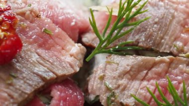 Uzmanca pişirilmiş etin bol baharatlı otlarının tadını çıkar..