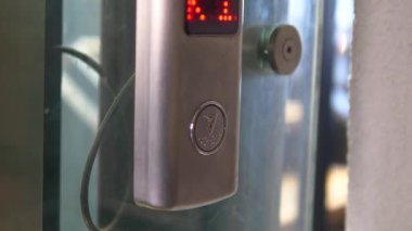 Erişim kontrol sistemi binanın girişine güvenli giriş sağlar.