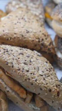 Taze pişmiş susamlı ekmek yerel bir pastanede beğenilmeye hazır..