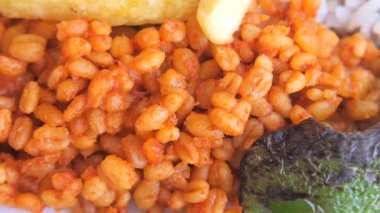 Bir tabakta pişmiş bulgur pirincinin yakın çekimi. ,