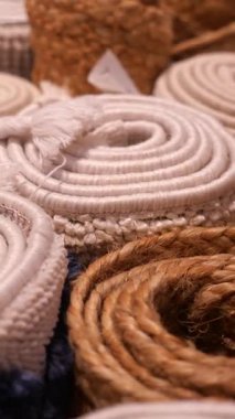 Bir zanaatkar pazarında el yapımı halı..