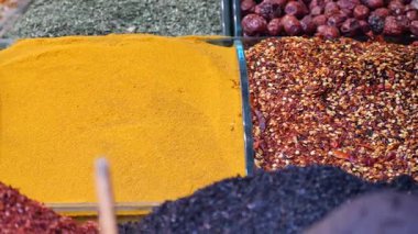 Öğleden sonra bir markette çöp kutularına yerleştirilmiş renkli baharatlar..