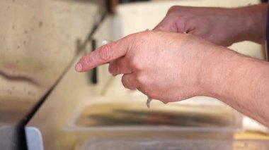 Taze deniz ürünleri bir markette temizleniyor ve hazırlanıyor..