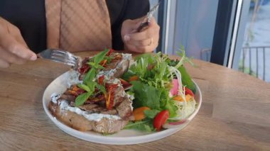 Sağlıklı bir öğle yemeği yiyen bir kadın tost ve salata ile,