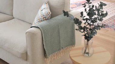 Bu kurulum dekoratif elementlerle şık bir yaşam alanı gösteriyor.