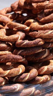 Yerel bir markette taze pişmiş Türk simit..