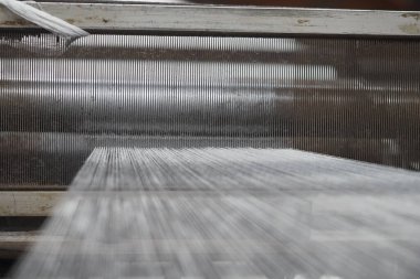 Bir atölyedeki dokuma malzemelerinin detaylı bir görüntüsü.