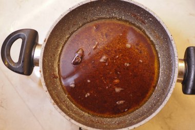 Pişirme tavasında eski bir yağ..