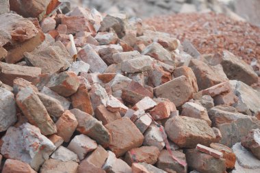 İnşaat alanında gün boyunca büyük bir tuğla ve moloz yığını yer alıyor..