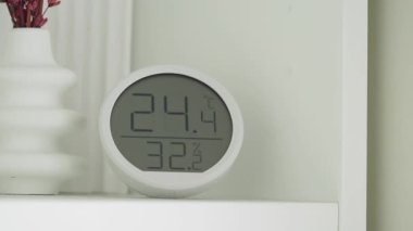 Dijital aygıt içeride sıcaklık ve nem seviyelerini gösterir.