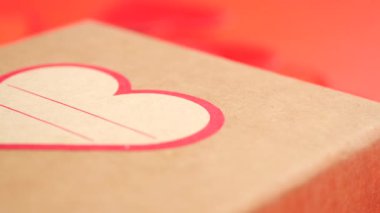 Hediye olarak kalp şeklinde güzel tasarlanmış bir kutu..