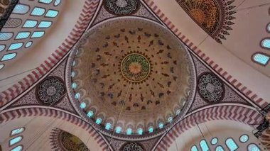 Bu güzel cami ortamında karmaşık dekorasyonlar ve tasarımlar keşfedin..
