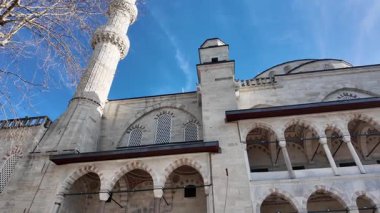 Parlak mavi gökyüzünün altında çarpıcı tarihi mimariyi keşfedin..