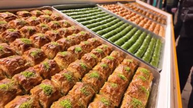 İstanbul 'da bir tatlı dükkanında lezzetli Türk baklavası,