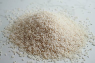 Temiz bir tezgahın üzerinde, pişirilmeye hazır beyaz pirinç yığını var..