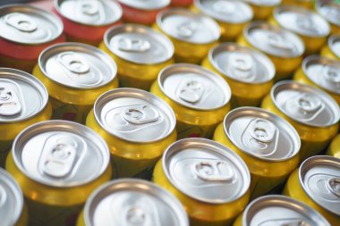 Renkli içecek kutuları bir mağazada satılmaya hazır..