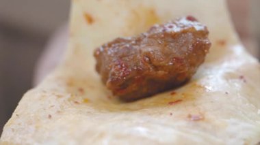 Taze tortilla 'yı canlı bir yemek tezgahında dolduran tuzlu etli taco..