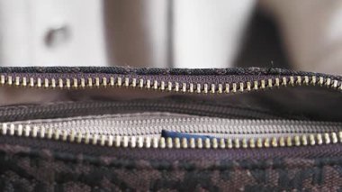 Bu klip fermuarlı bir çantanın içini ve dışını gösteriyor.