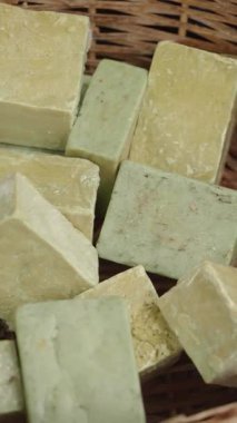 Esnaf geleneksel yöntemler ve malzemeler kullanarak doğal sabun barları yaratıyor..