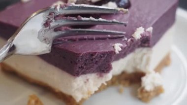 Kremalı ve çıtır çıtır tabanlı lezzetli bir tatlının tadını çıkarın..