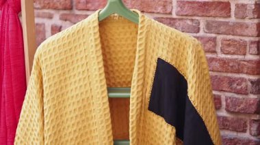 Bir giyim mağazasında kumaşla sergilenen canlı sarı bir kimono..