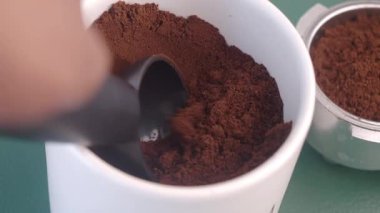 Zengin bir sabah kahvesi için zemin kalitesinde kahve çekirdekleri..