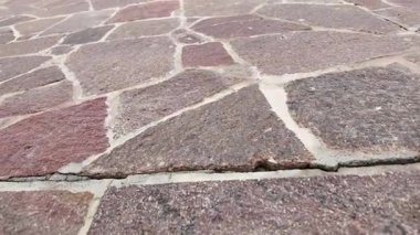 Açık havada taş kaldırımın karmaşık tasarımını keşfedin..