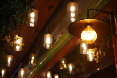 Yumuşak ışıklandırma, yeşil alanlı kapalı bir alanda hoş bir atmosfer yaratır..